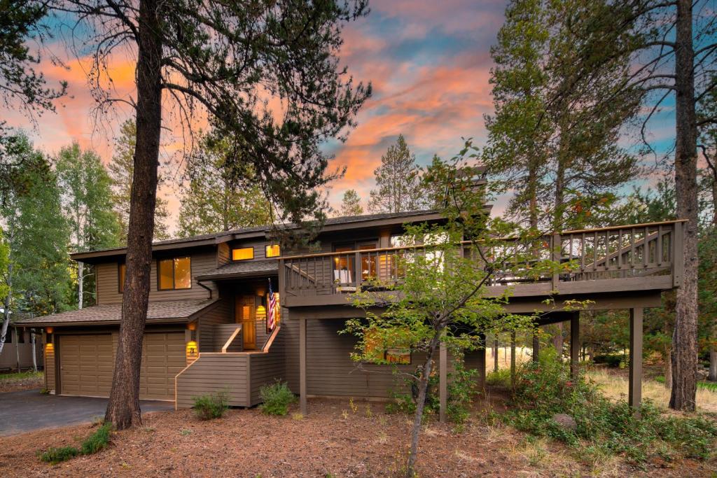 ein Haus im Wald mit einer Terrasse in der Unterkunft Tanner by AvantStay Modern Cascades Escape in Brothers
