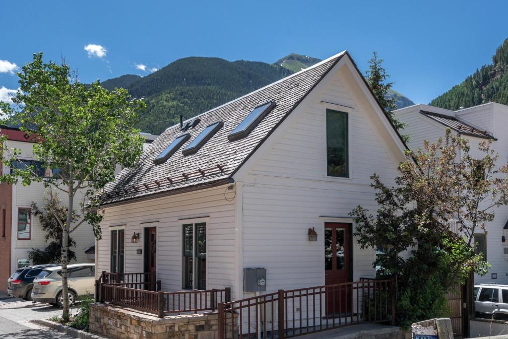 Diamondtooth Cottage by AvantStay Cottage in Historic Telluride w Great Ski Access image principale.
