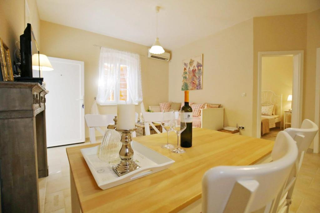 comedor y sala de estar con mesa de madera en Apartment Amelie en Zadar