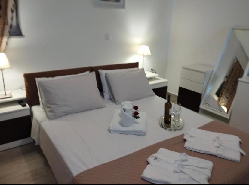 uma cama com duas toalhas e um bicho de peluche em KaZa em Antimácheia