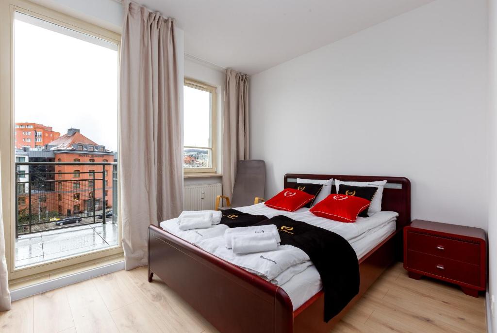 En eller flere senge i et værelse på ApartamentyGdanskeu Lastadia