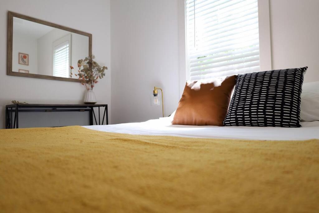 Ένα ή περισσότερα κρεβάτια σε δωμάτιο στο Modern Home In Heart Of Downtown Klamath Falls