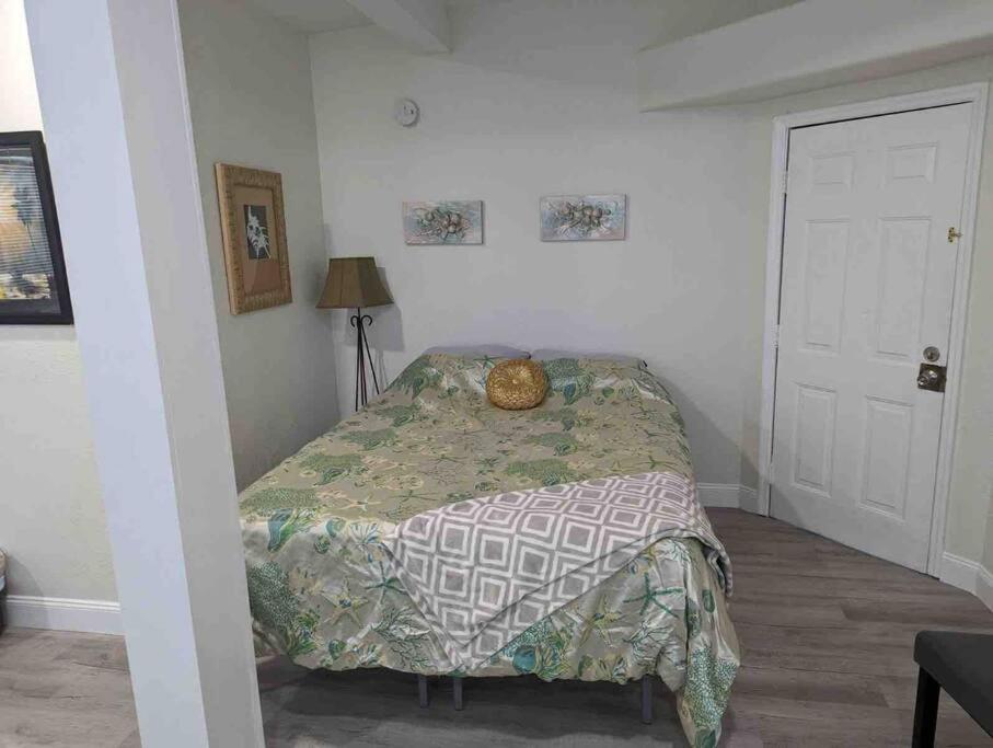 - une chambre avec un lit et une couette dans l'établissement Renovate Large Studio 21-Directly Across Beach, à St. Pete Beach