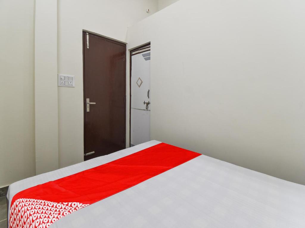 Łóżko lub łóżka w pokoju w obiekcie OYO Star Light Hotel
