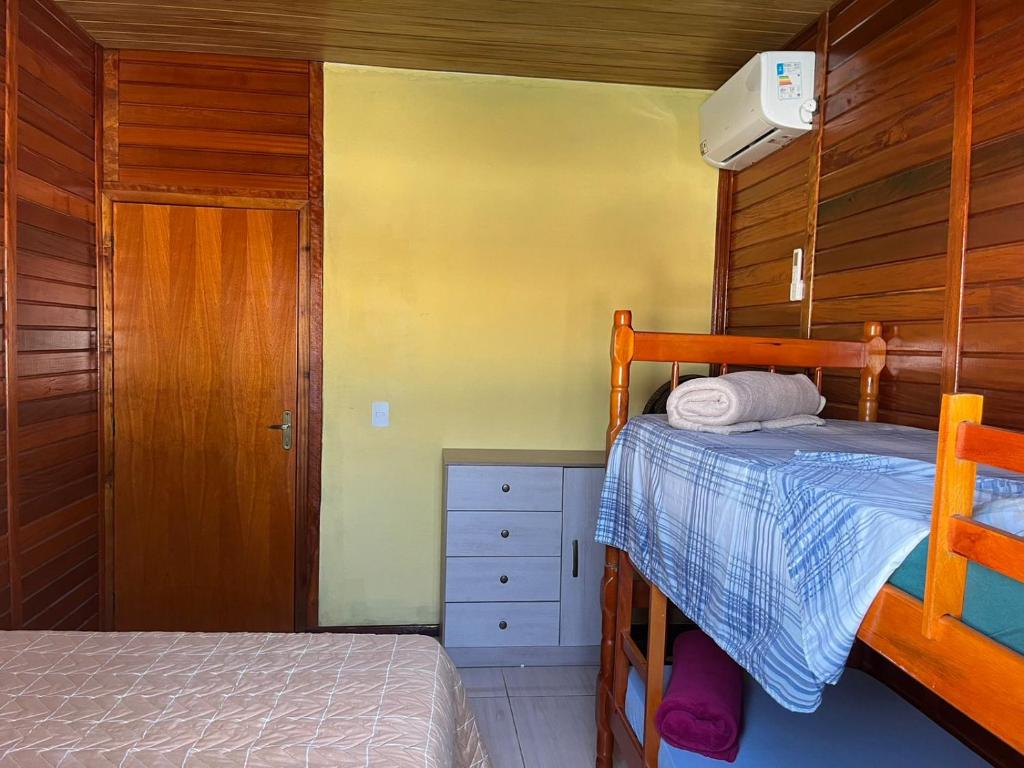 ein kleines Schlafzimmer mit einem Bett und einem Etagenbett in der Unterkunft Casa do Kélvio in Penha
