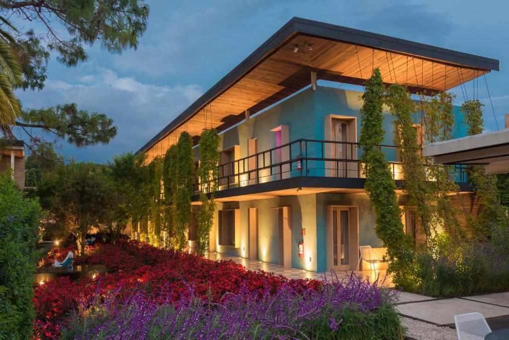 a house with a garden in front of it at Hotel Bo in San Cristóbal de Las Casas