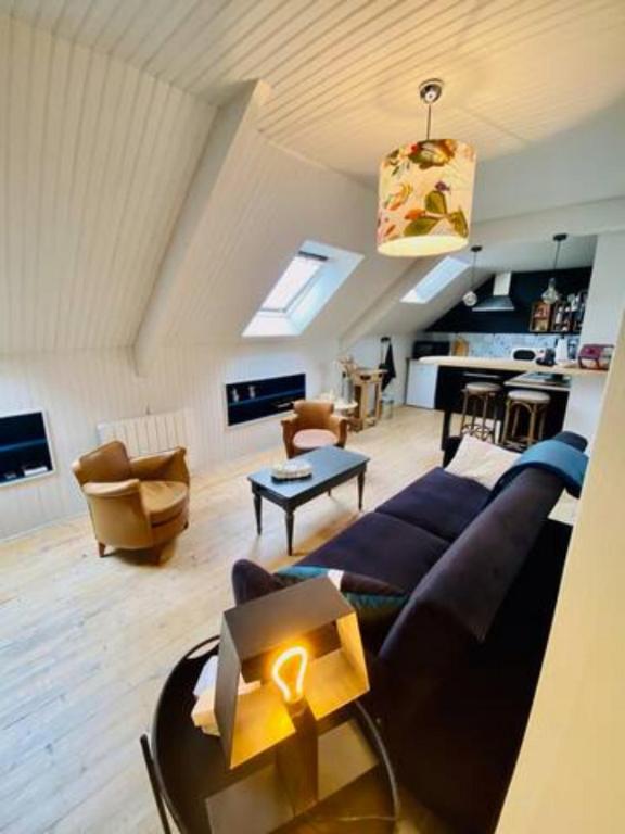 un salon avec un canapé et une table dans l'établissement Appartement - Boutique, à Paimpol
