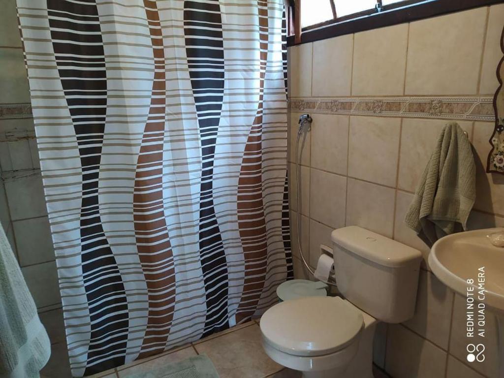 y baño con aseo y lavamanos. en CHALÉ vista linda- VISCONDE DE MAUA, en Bocaina de Minas