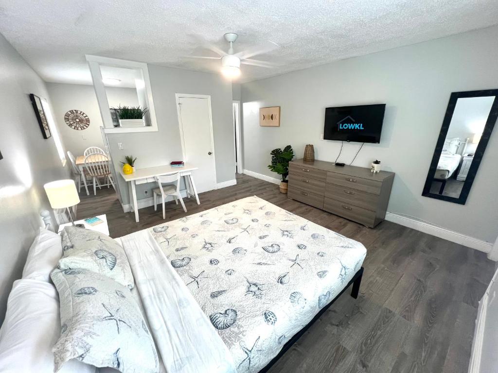 sypialnia z łóżkiem i telewizorem w obiekcie Great Escape By Lowkl w mieście Fort Lauderdale