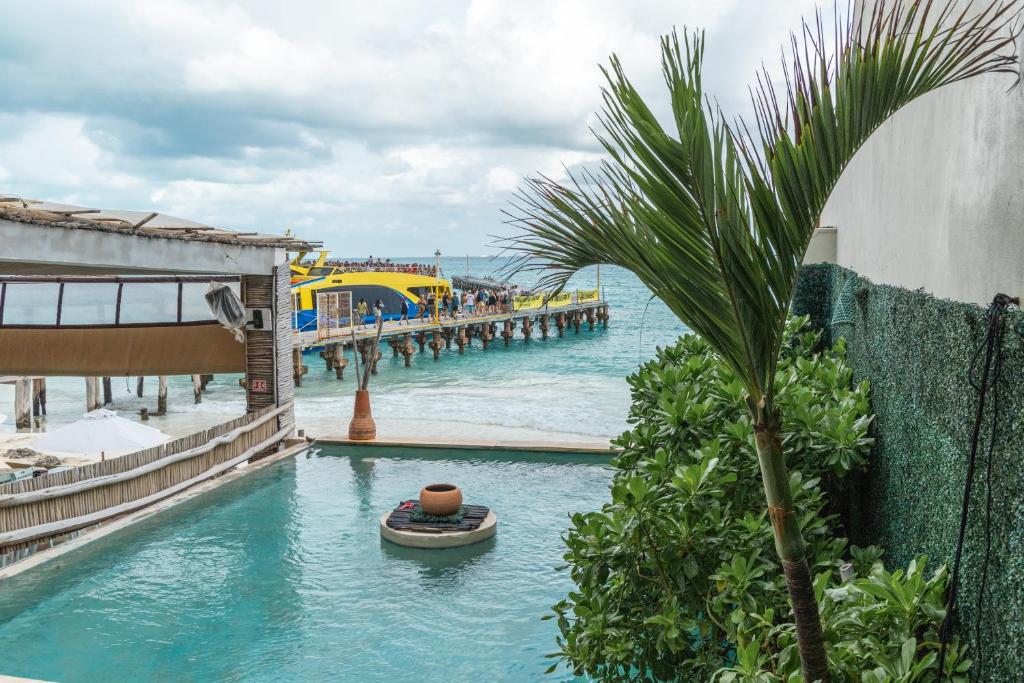 una piscina en un parque acuático con palmeras en La Palma Beachfront Hotel Boutique - Self Check In en Cancún