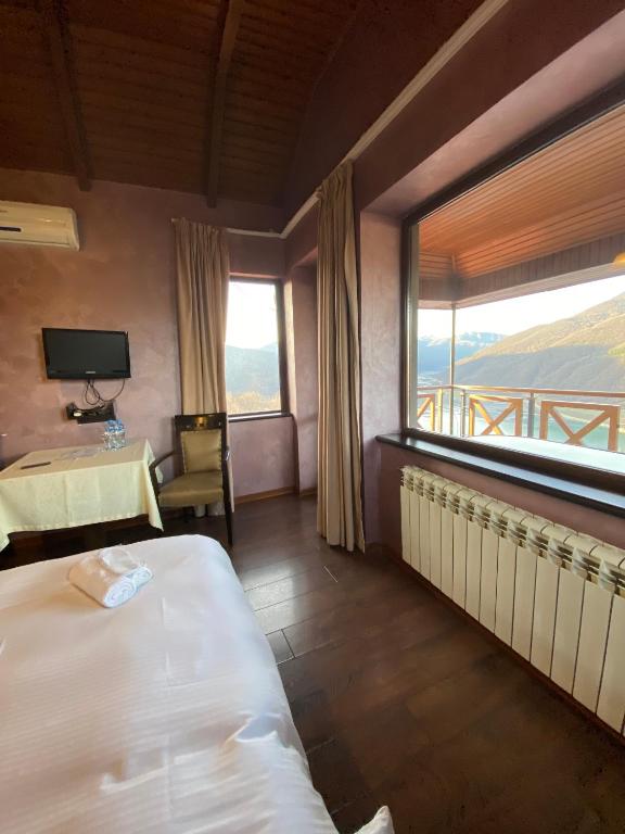 Postel nebo postele na pokoji v ubytování Hotel Ananuri
