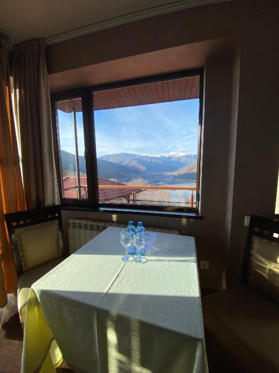 Nespecifikovaný výhled na hory nebo výhled na hory při pohledu z hotelu