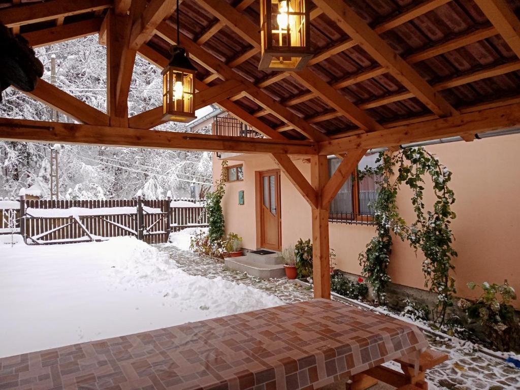 Casa Iulia & Matei v zimě