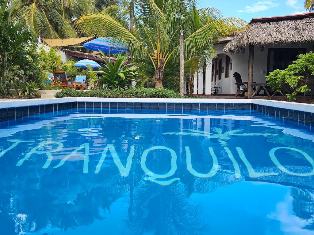 Hotel Tranquilo في لاس بينيتاس: مسبح امام الفيلا