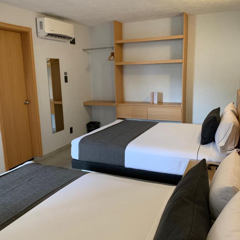 Postel nebo postele na pokoji v ubytování Hotel Emperador centro Guadalajara y Remodelado
