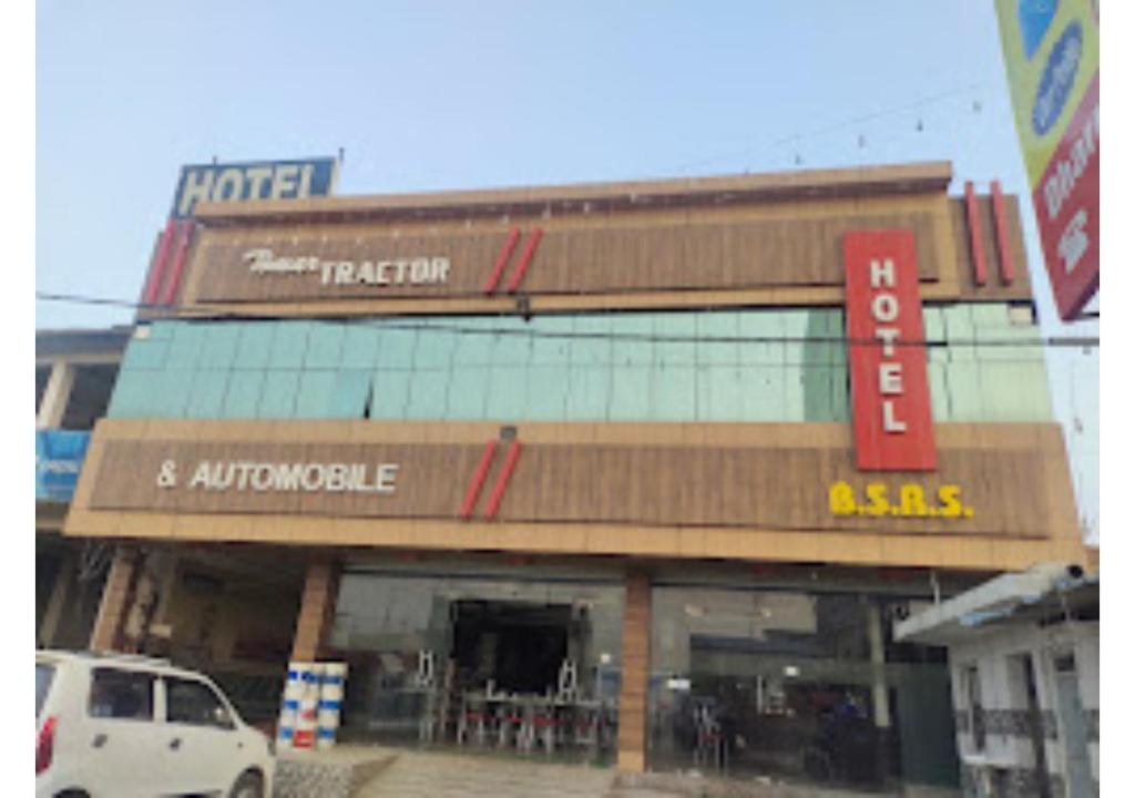 un magasin devant un immeuble avec une voiture garée devant dans l'établissement Tomar Hotel BSRS & Restaurant Uttar Pradesh, 