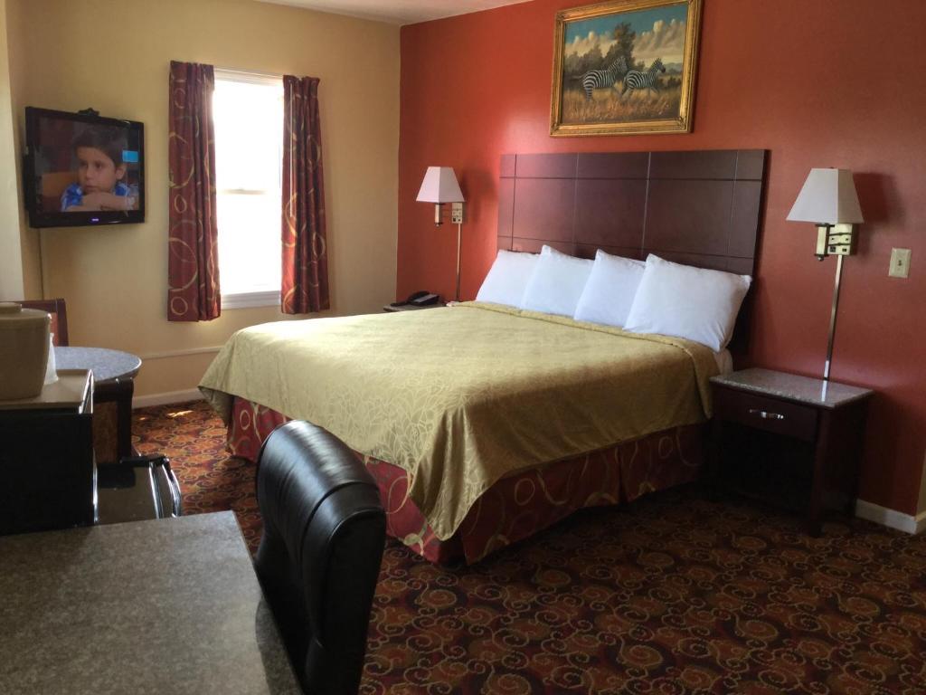 Red Carpet Inn-Bridgeton/Vineland - Deluxe King Room - Non-Smoking