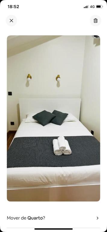 1 dormitorio con 1 cama con 2 toallas en Apartamento Alfama - Lisbon, en Lisboa