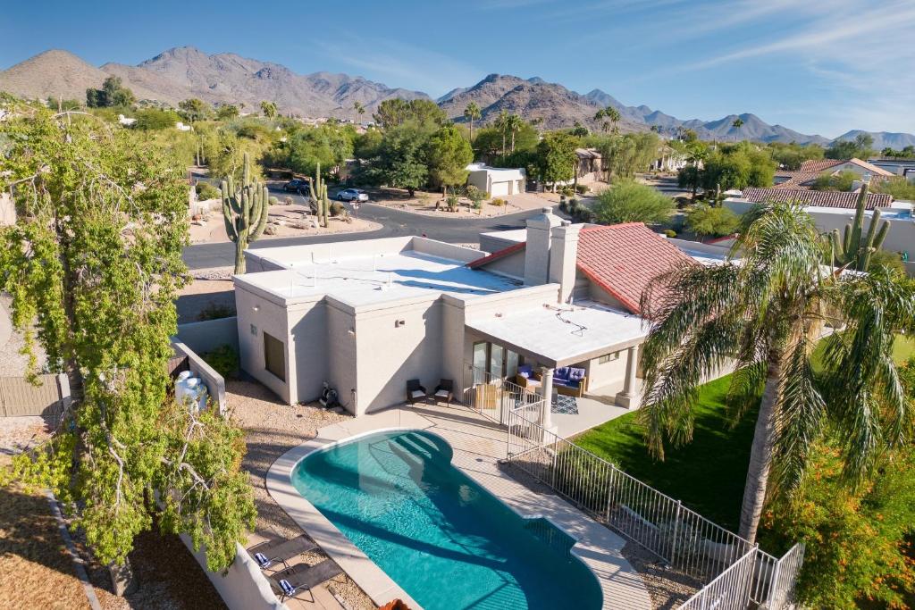 an aerial view of a house with a swimming pool at Sonoran Sunshine by AvantStay Pool Putting Green BBQ Ping Pong Pool Table Entertainers Wonderland in Scottsdale