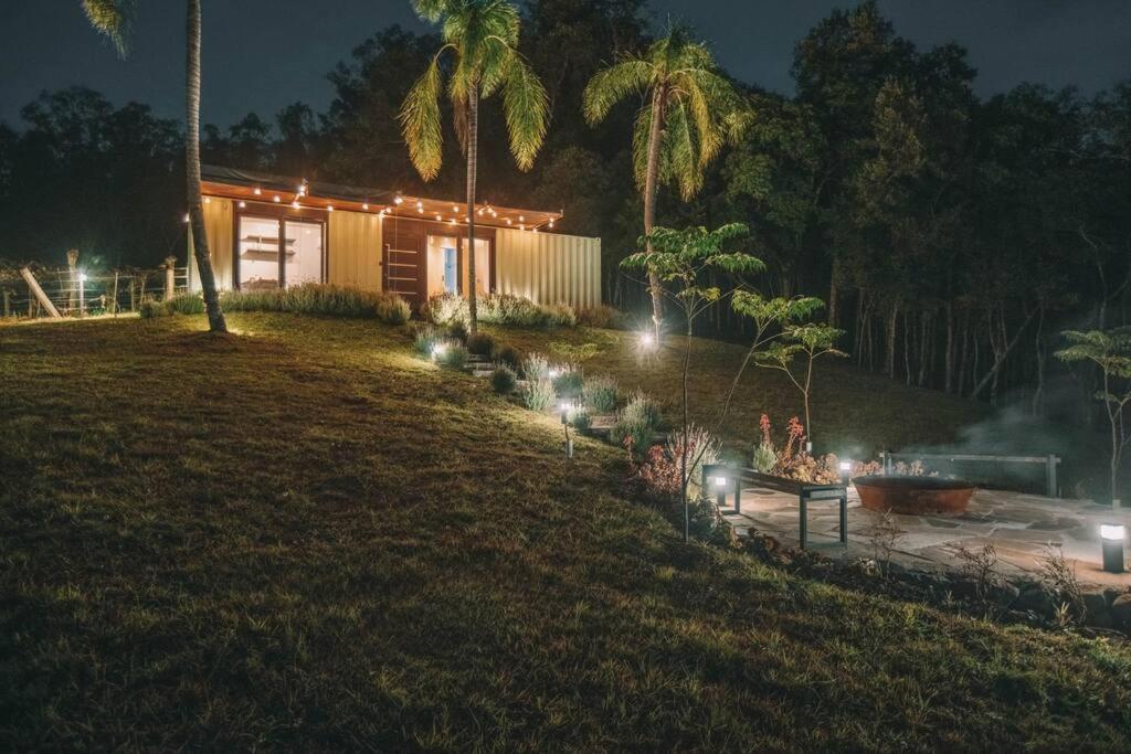 uma casa com luzes num quintal à noite em TinyWine House Vale dos Vinhedos em Garibaldi