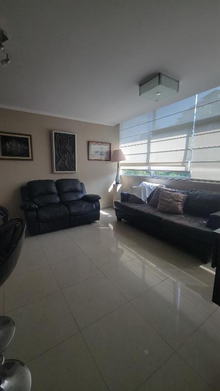 sala de estar con 2 sofás y sofá en Suite Riverfront, en Guayaquil