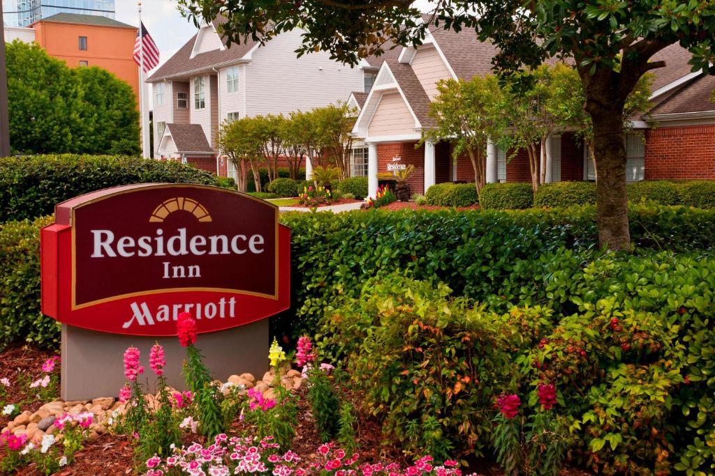 ein Residenzgasthaus-Marriot-Schild vor Blumen in der Unterkunft Residence Inn by Marriott New Orleans Metairie in Metairie