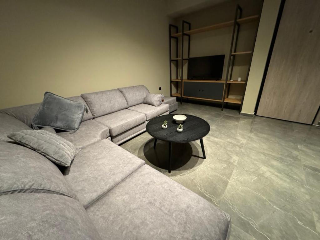 una sala de estar con un sofá y una mesa en SALOMI LUXURY SUITES, en Ioannina