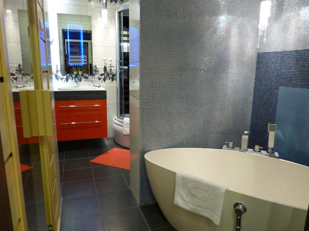 ウストロンにあるApartament 46m2 parter ASENATAの浴槽、洗面台、トイレを備えたバスルーム