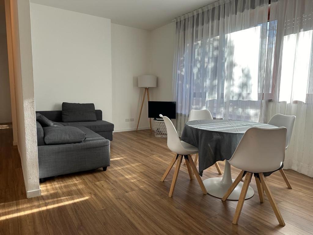 sala de estar con mesa, sillas y sofá en appartamento elegante in centro, en Udine