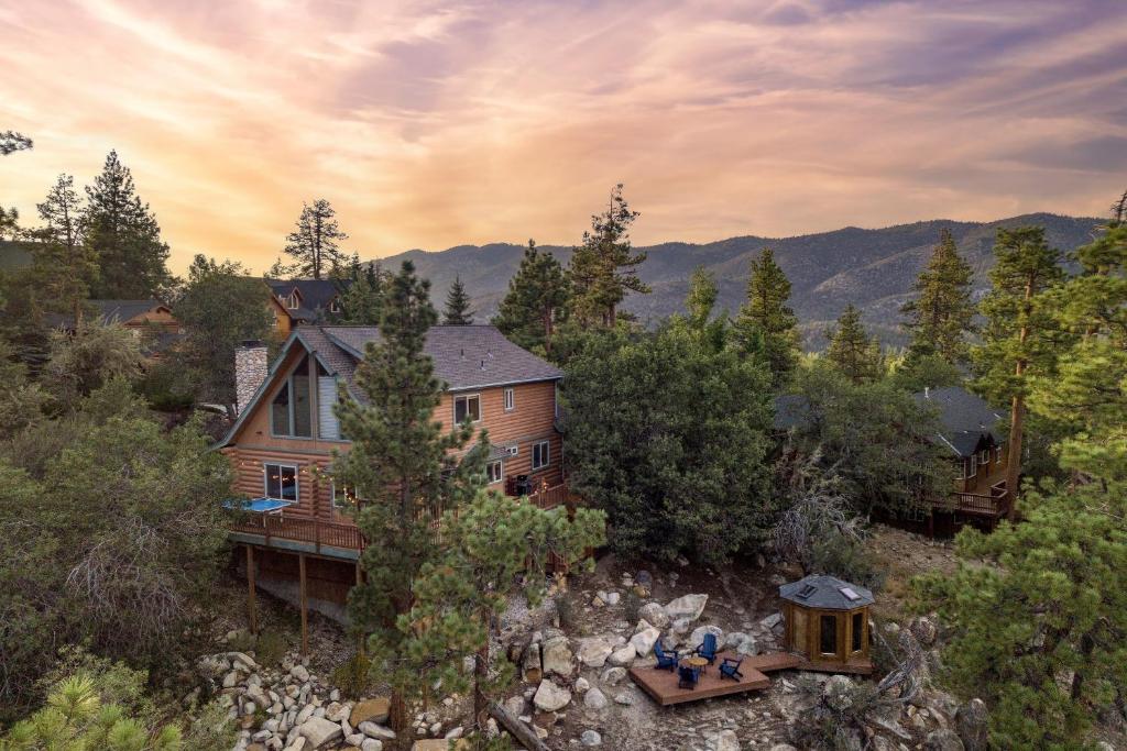 - une vue aérienne sur une maison dans les bois dans l'établissement Tanglewood by AvantStay 10mins to Bear Mountain Contemporary Hillside Cabin, à Big Bear Lake