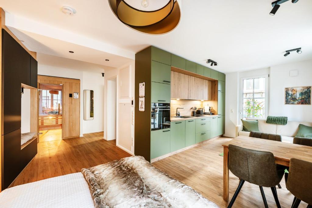Kuchyň nebo kuchyňský kout v ubytování Black Forest Luxury Apartment Waldglück mit Sauna