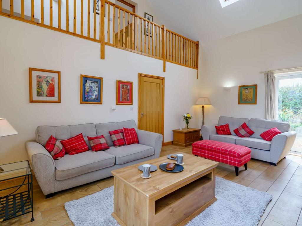 - un salon avec deux canapés et une table dans l'établissement 1 Bed in Carlisle 85163, à Carlisle