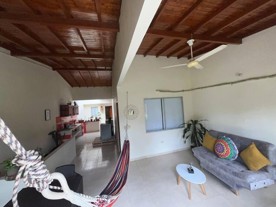 a living room with a couch and a table at Casa Palomino, cerca a Santorini in Puerto Triunfo