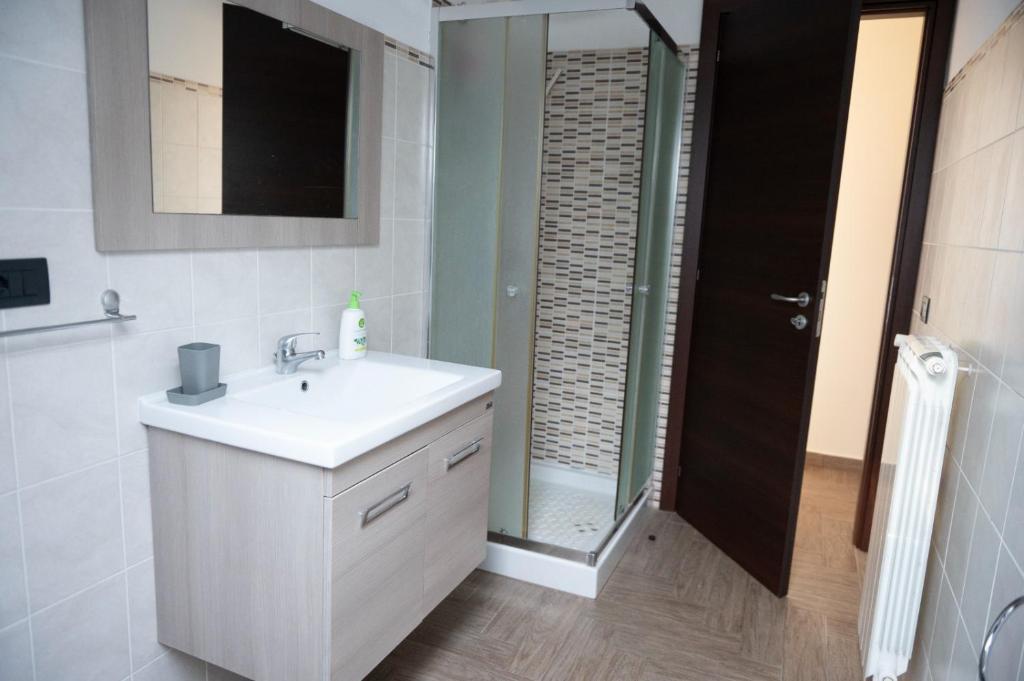 uma casa de banho com um lavatório branco e um chuveiro em B&B Vista Mare con Terrazzo em Palmi