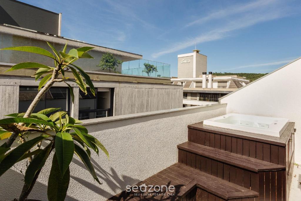 uma varanda com uma banheira no topo de um edifício em Apto duplex lindo e moderno com jacuzzi JRR410 em Florianópolis