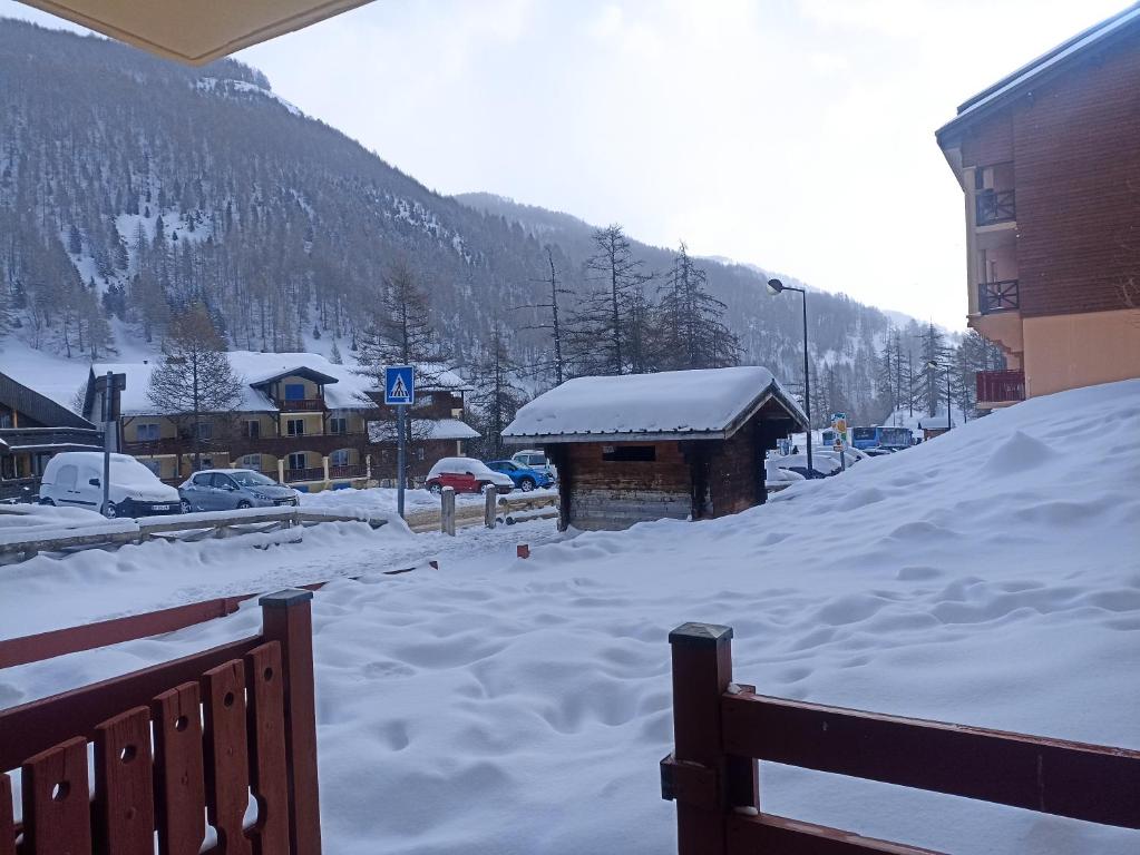 阿洛斯的住宿－VAL D ALLOS，街上一堆积雪,有一座建筑