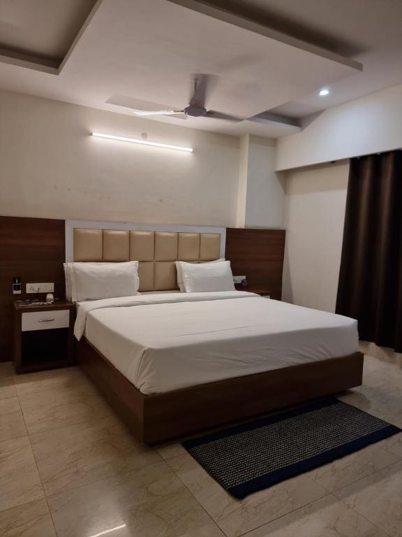 A bed or beds in a room at Hotel Rajmahal Roorkee