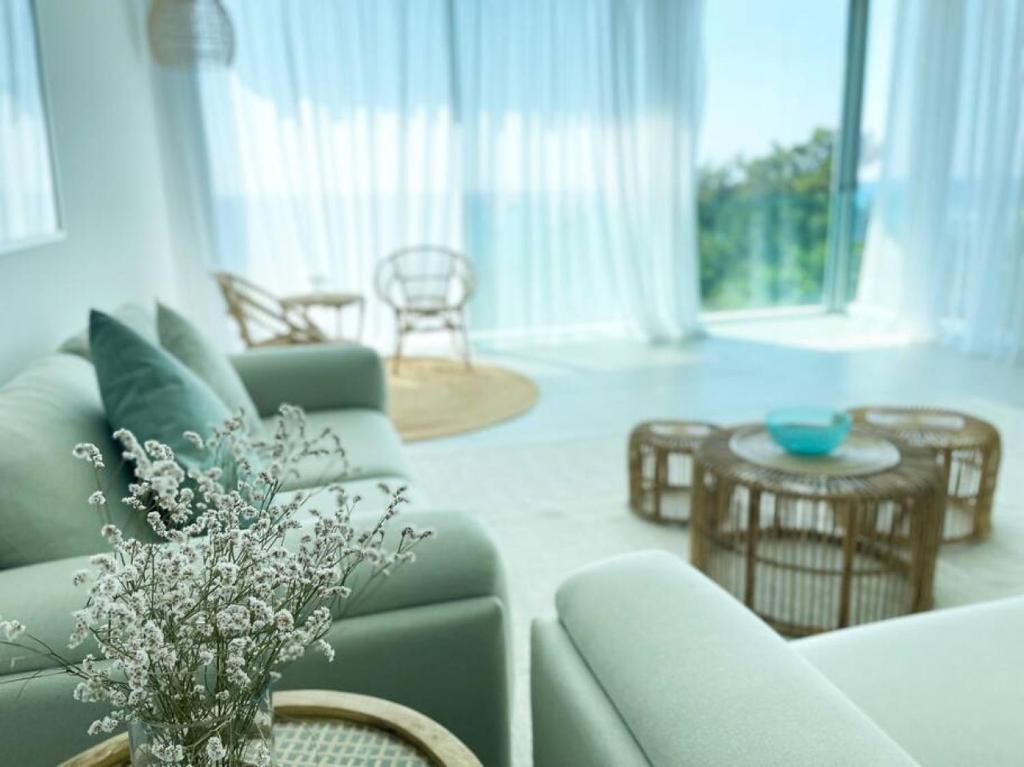 - un salon avec un canapé et une table dans l'établissement Amchit Bay Beach Residences 3BR w Indoor Jacuzzi, à Byblos