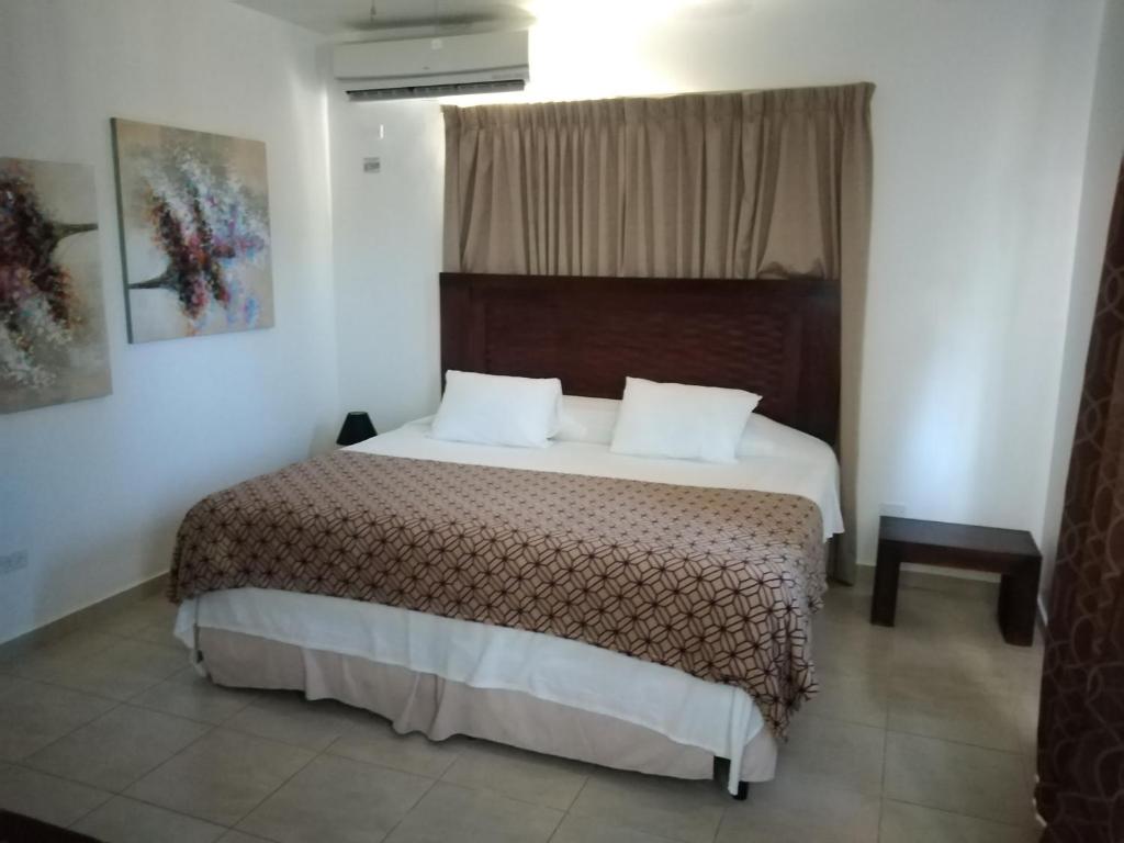1 dormitorio con 1 cama grande en una habitación en BOULEVARD GARDENS Coronado, en Nueva Gorgona
