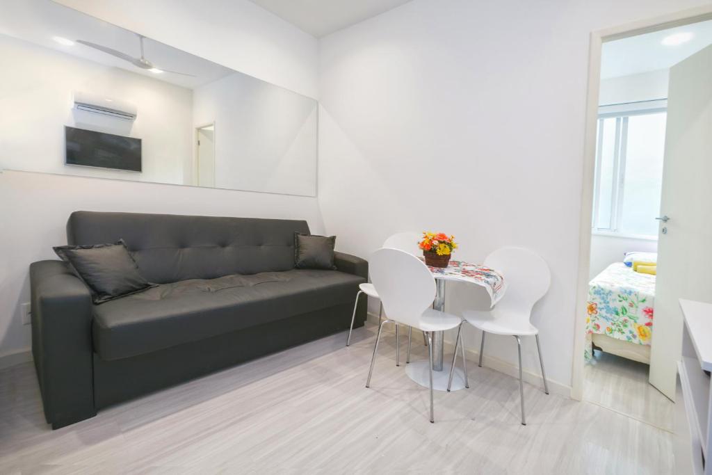 sala de estar con sofá, mesa y sillas en Lapa Modern Apartment, en Río de Janeiro