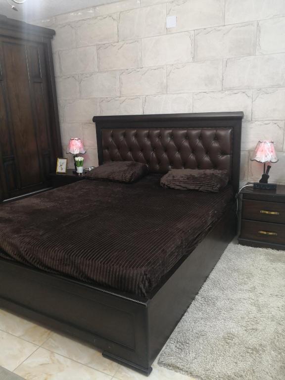 Postel nebo postele na pokoji v ubytování White tulips apartment الزنبقة البيضاء