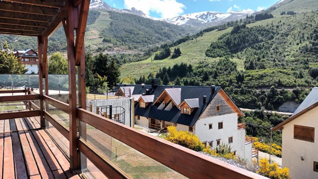 uma vista da varanda de uma casa nas montanhas em Gran ubicación, precioso y super cómodo! em San Carlos de Bariloche