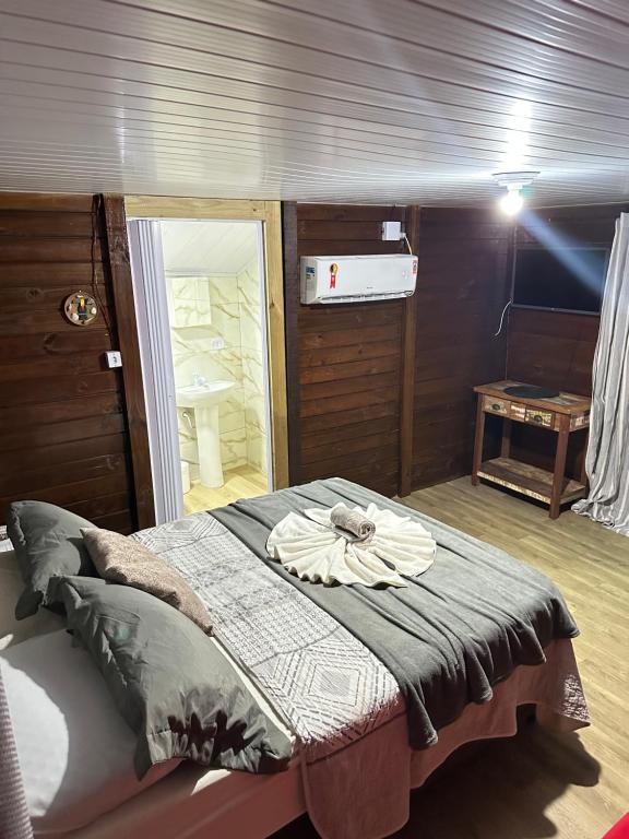 Cama ou camas em um quarto em Pousada & Camping Tubarão