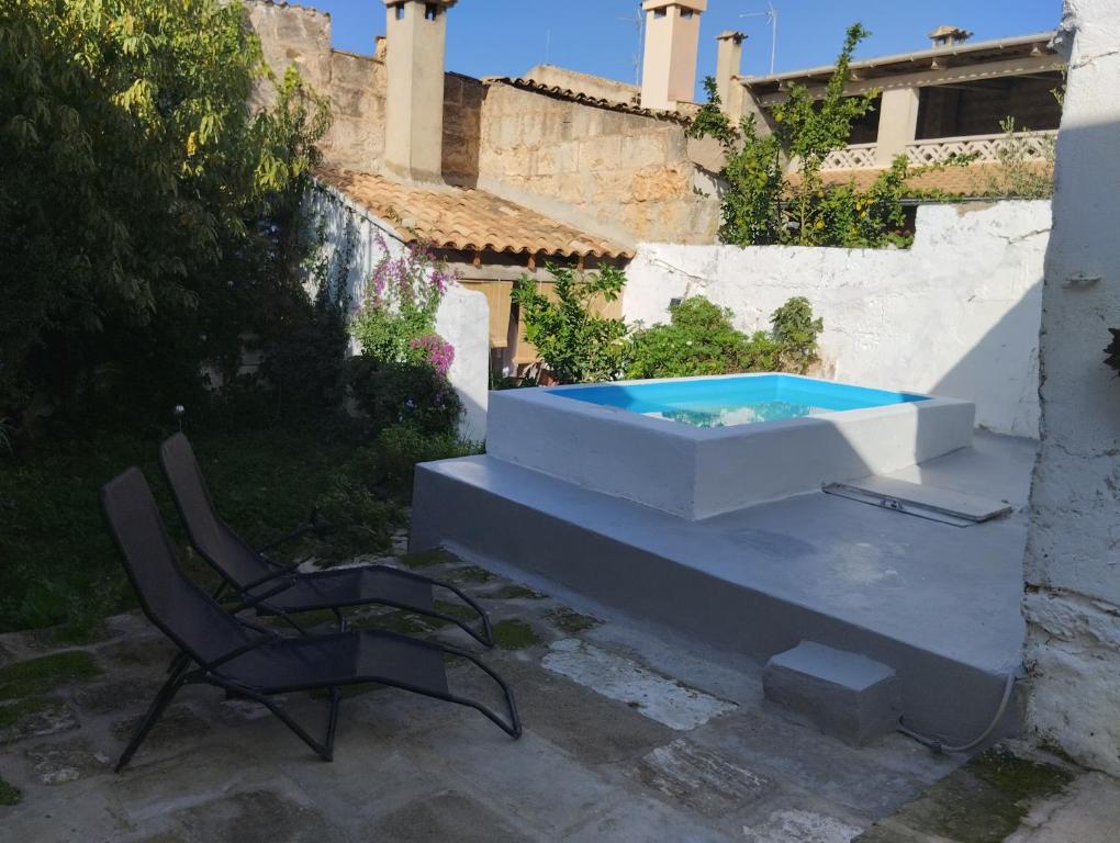 einen Whirlpool und einen Stuhl auf einer Terrasse in der Unterkunft Can Polta in Santa Margalida