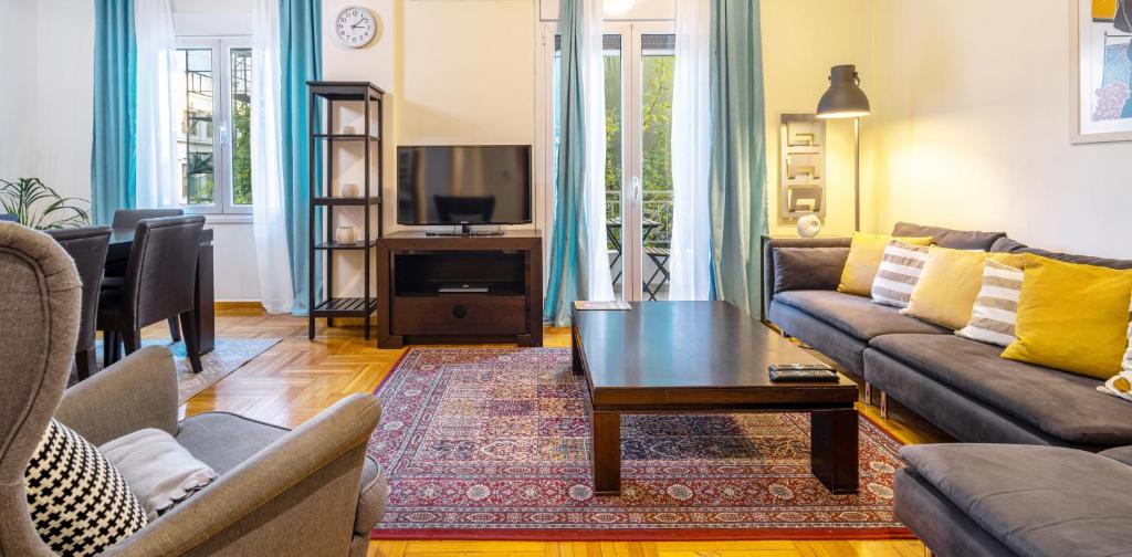 sala de estar con sofá y mesa de centro en Kolonaki, Marasli en Athens
