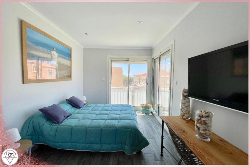 Televízia a/alebo spoločenská miestnosť v ubytovaní Les Mouettes, Bel appartement à 50m des plages de Valras-Plage