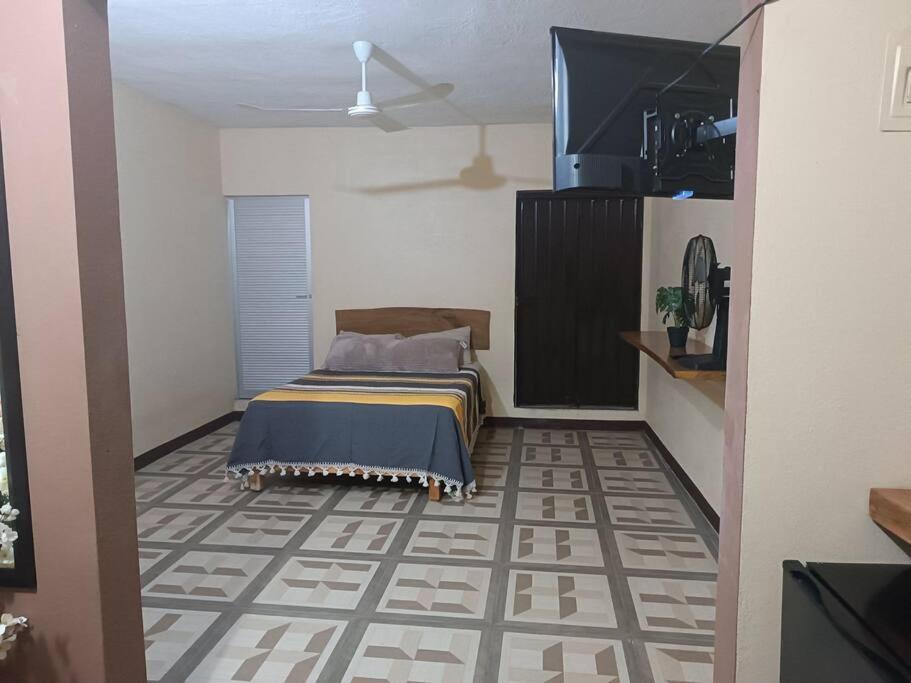 1 dormitorio con 1 cama en una habitación en Casa Guiba 2 Puerto Escondido, en Puerto Escondido