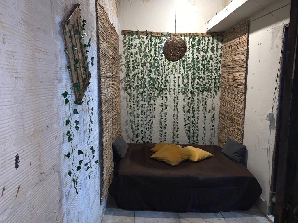 リオデジャネイロにあるHospedagem Recreio dos Bandeirantesのカーテン付きの客室の小さなベッド1台分です。
