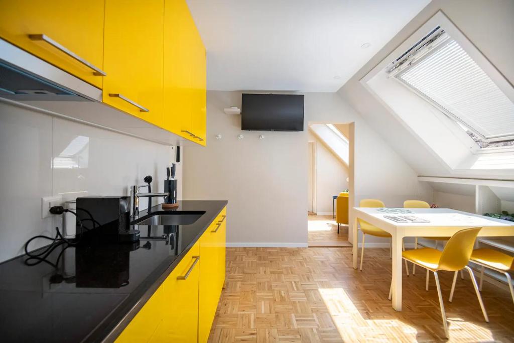 Kuchyň nebo kuchyňský kout v ubytování bedinBERN Aparthotel