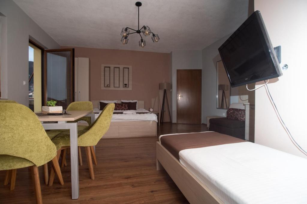 um quarto de hotel com uma cama e uma sala de jantar em Villa La Munte em Kruševo